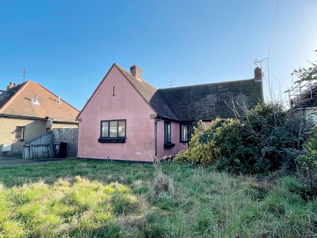 Lot: 9 - DETACHED BUNGALOW FOR IMPROVEMENT - Front Elevation of bungalow in Clacton on Sea being sold at auction